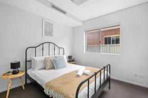 Modern Ensuite Queen Room - Serene Spot at Revesby